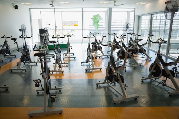 Grand studio de fitness vide avec des vélos spinning