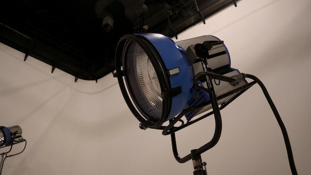 Le grand studio LED continue l'éclairage pour la production de prises de vue photo et vidéo sur un trépied très puissant