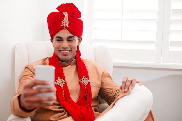 Grand style pour un grand jour Photo d'un jeune homme utilisant un smartphone le jour de son mariage