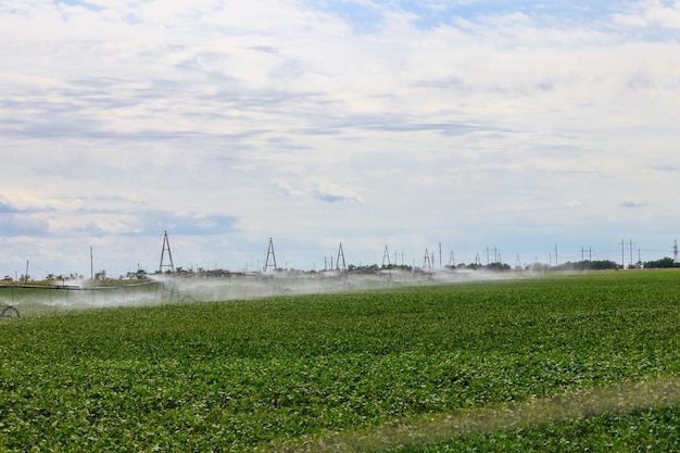 Photo grand système d'irrigation agricole dans un champ