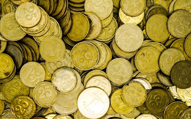 Un grand tas de pièces de monnaie ukrainiennes