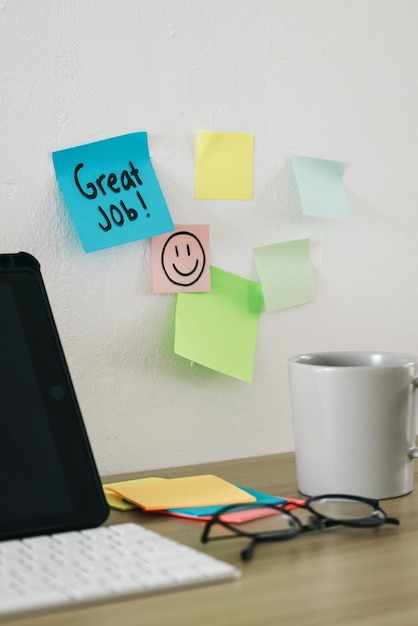 Grand texte de travail écrit sur des notes collantes sur le bureau du bureau