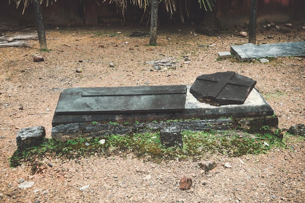 Grand tombeau cassé dans le cimetière catholique