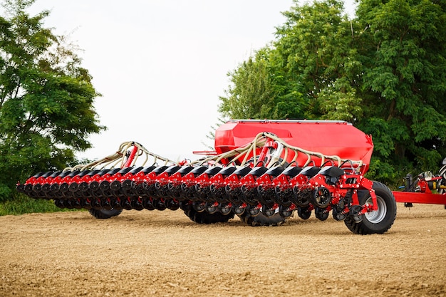 Grand tracteur moderne pour semer le grain. Machines agricoles