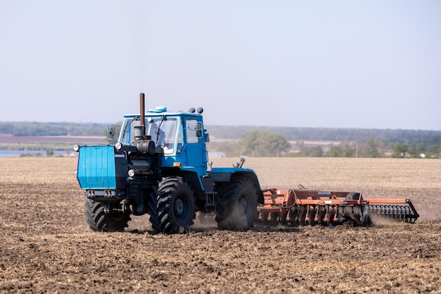 Grand tracteur travaillant dans le domaine