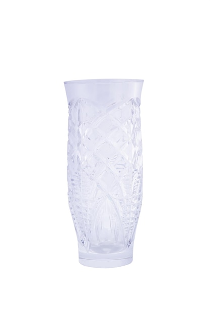 Grand vase en cristal isolé sur fond blanc