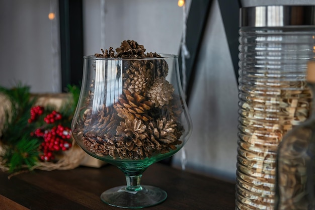 Grand vase en verre avec des pommes de pin Décoration naturelle pour Noël Concept de célébration du nouvel an