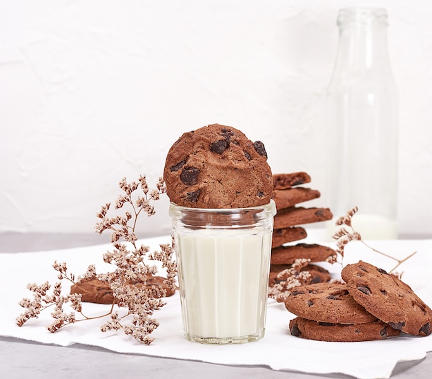 Grand verre de biscuits au lait et aux pépites de chocolat