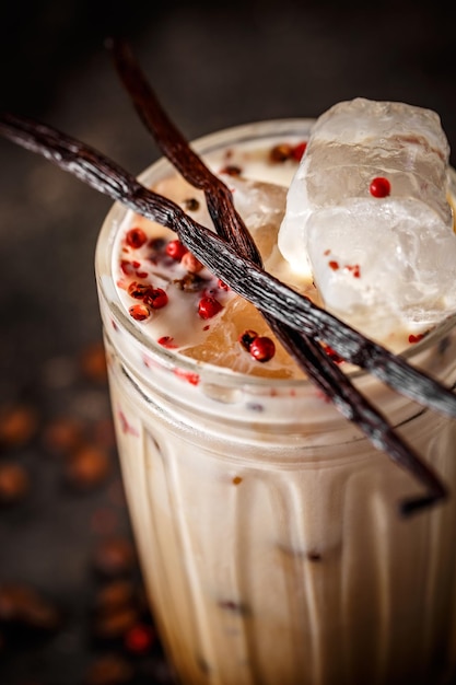 Grand verre de café au lait glacé