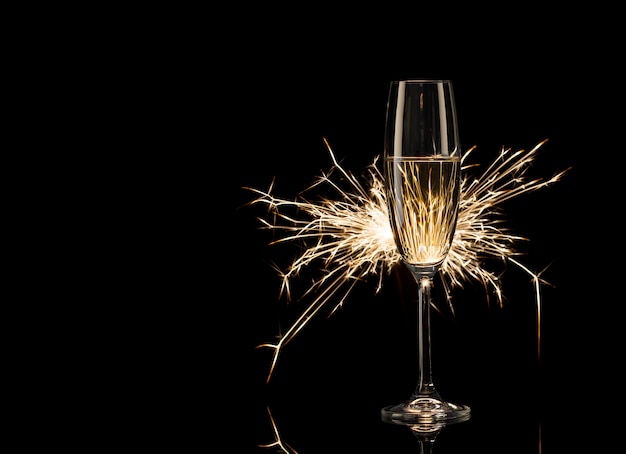 Grand verre de champagne dans la lueur des lumières du Bengale