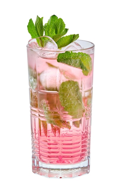 Grand verre de mojito froid avec limonade aux fraises