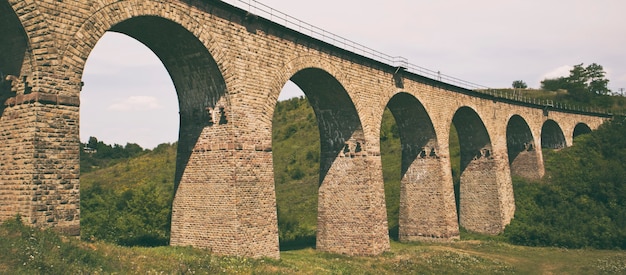 Le grand viaduc ferroviaire en briques