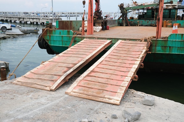 Grand vieux bateau rouillé dans un port