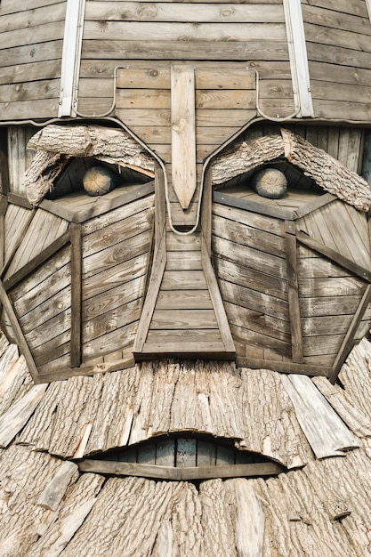 Le grand visage de la sculpture en bois du héros