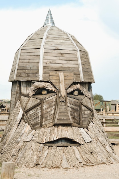 Le grand visage de la sculpture en bois du héros