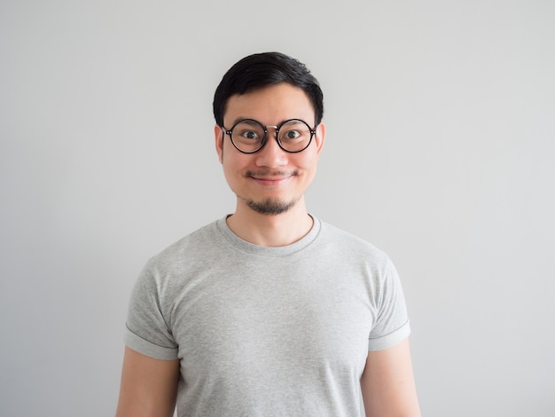 Grand visage de sourire d&#39;un homme très heureux avec des lunettes