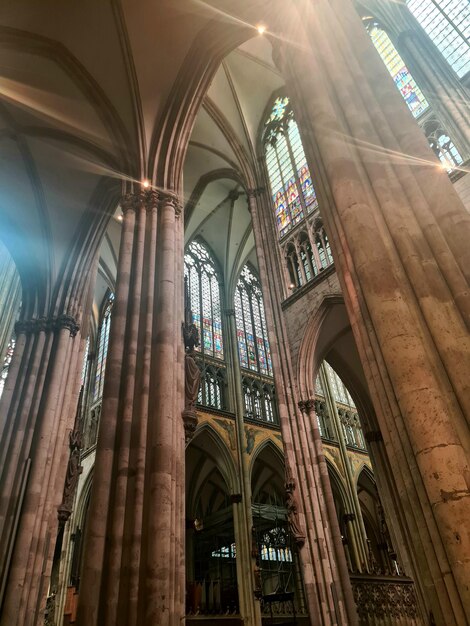 Un grand vitrail se trouve au milieu d'une cathédrale.