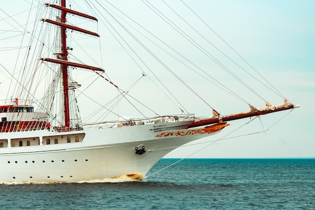 Grand voilier blanc avec trois mâts se déplaçant vers le port de Riga