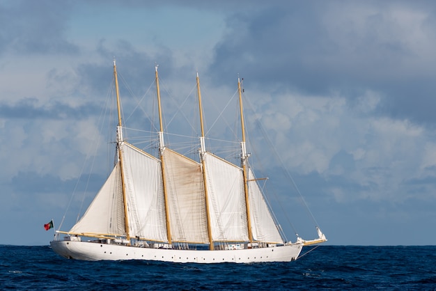 Grand voilier avec voiles en mer