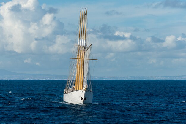 Photo grand voilier avec voiles en mer