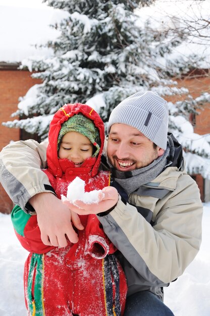 Grande activité sur la neige, les enfants et le bonheur