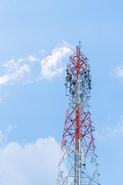 Grande antenne et ciel lumineux.