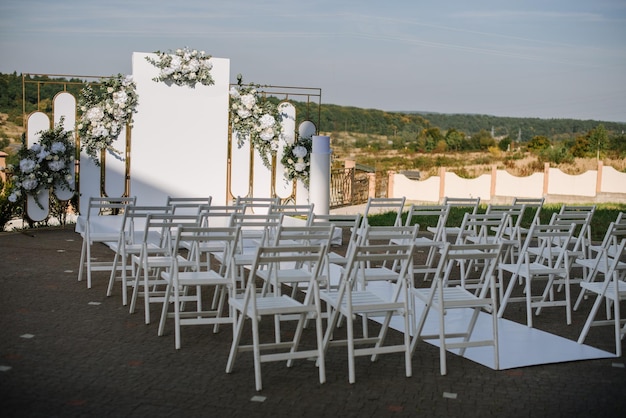 Grande arche élégante pour une cérémonie de mariage en plein air par une journée ensoleillée