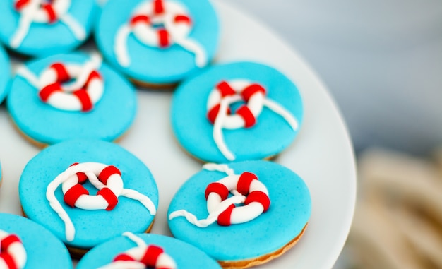 Grande assiette blanche avec beaucoup de biscuits au gingembre et glaçage bleu vif