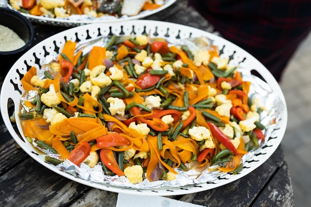 grande assiette avec des légumes frais sur la table