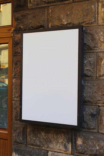 Grande bannière sur le bureau ou la vitrine mockup blanc bureau ou le magasin signe mock up modèle