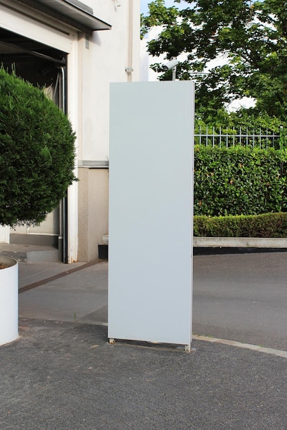 Grande bannière sur le bureau ou la vitrine mockup blanc bureau ou le magasin signe mock up modèle