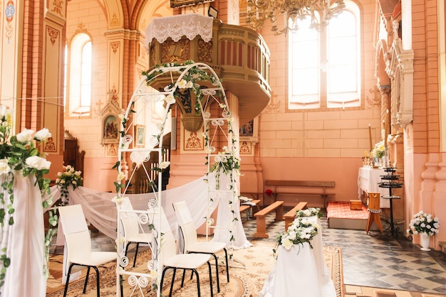 Une grande belle église est décorée pour la cérémonie de mariage des jeunes mariés Belogruda avril 2021