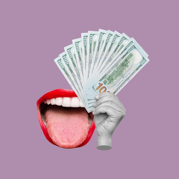 La grande bouche grande ouverte de la femme avec des lèvres rouges et une main tenant une liasse de billets de banque de cent dollars