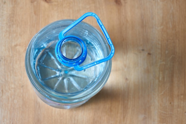 Une grande bouteille d'eau en plastique bleu