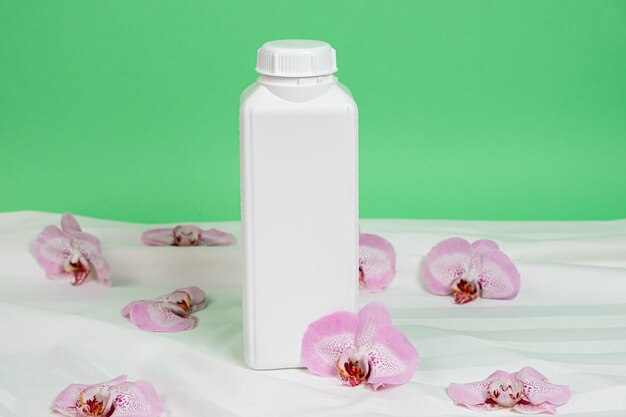 Grande bouteille en plastique blanche pour les produits chimiques ménagers sur fond vert Espace pour le texte