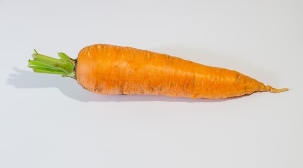 Grande carotte fraîche isolaLarge carotte fraîche isolée sur fond blanc. photo de haute qualité