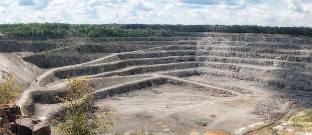 Grande carrière de granit ouverte dans le panorama de l'Ukraine