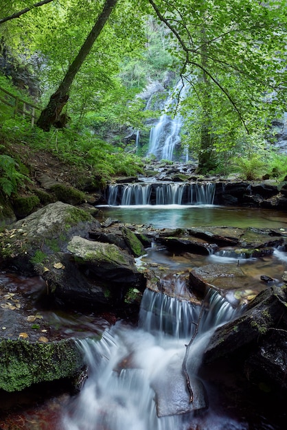 Grande cascade formée dans la région de la Galice connue sous le nom de cascade de Las Hortas.