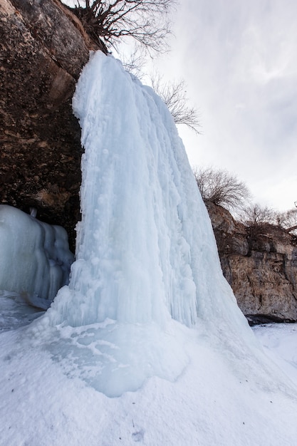 Une grande cascade gelée. 3 cascades en cascade au Daghestan.république du Daghestan