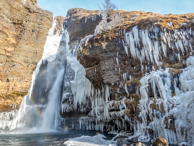 Grande cascade de Gluggafoss en hiver sous un ciel bleu en Islande