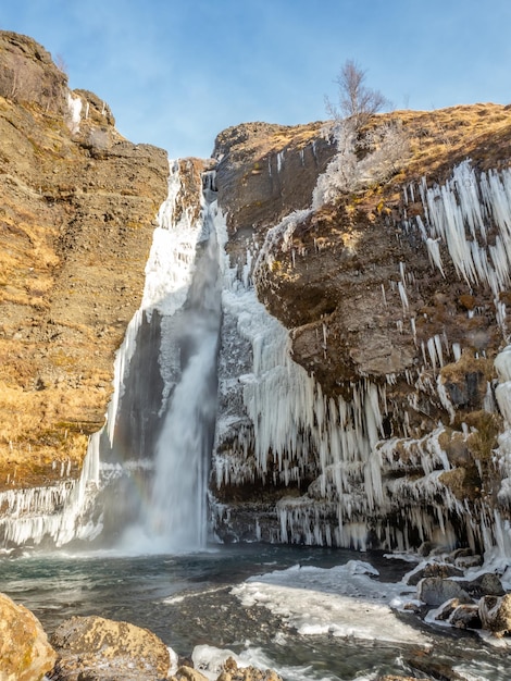 Grande cascade de Gluggafoss en hiver sous un ciel bleu en Islande