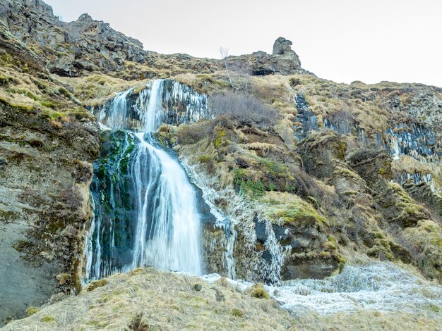 Grande cascade près de la cascade de Seljalandsfoss avec une grande neige avec une petite fontaine ascendante Islande