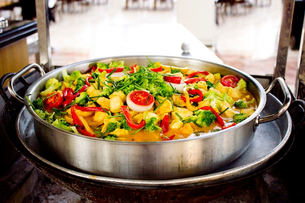 Photo grande casserole de légumes cuits au feu