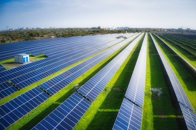 Grande centrale solaire sur un champ vert pittoresque en Ukraine