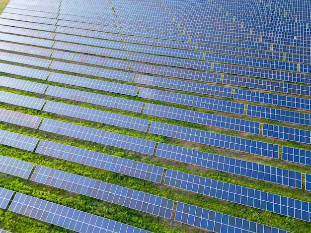 Grande centrale solaire sur une vue aérienne de pré vert