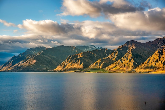 Grande chaîne de montagnes accidentée et paysages au bord du lac autour des rives du lac alpin Hawea