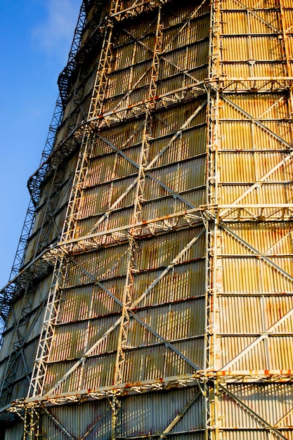 Grande cheminée d'usine en ardoise