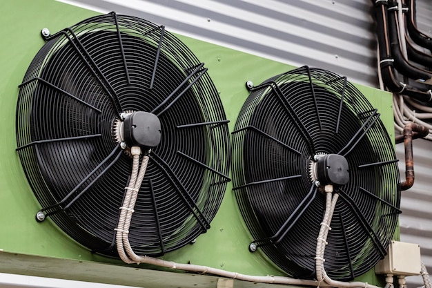 Grande climatisation sur le mur du bâtiment