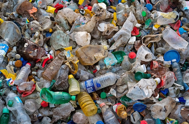 Une grande collection de bouteilles en plastique et d'ordures dans une pile