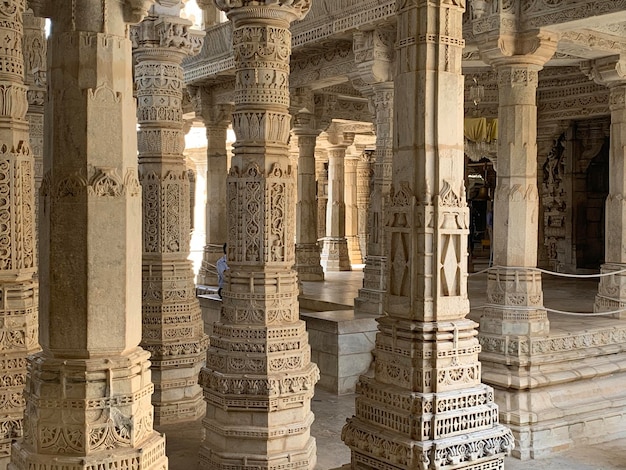 Une grande colonne blanche avec le mot jodhpur dessus